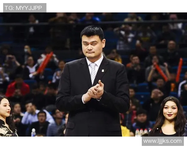 姚明被记者提问时幽默回应引发全场笑声，展现其风趣与亲和力